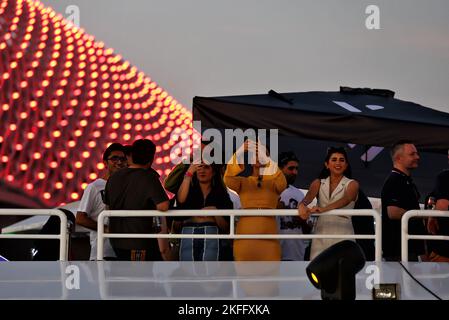 Atmosphère du circuit - ventilateurs. Grand Prix d'Abu Dhabi, vendredi 18th novembre 2022. Yas Marina circuit, Abu Dhabi, Émirats Arabes Unis. Banque D'Images