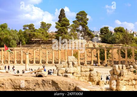 Jerash, Jordanie - 7 novembre 2022: Place avec rangée de colonnes corinthiennes de la place du Forum ovale au site archéologique, ruines de la période grecque et romaine Banque D'Images