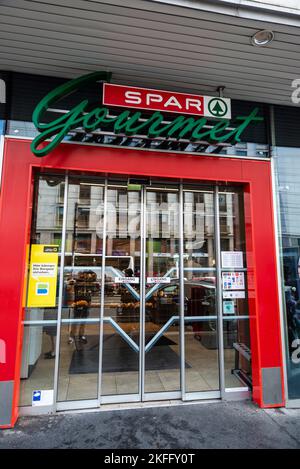 Vienne, Autriche - 14 octobre 2022 : entrée d'un supermarché gastronomique Spar à Vienne, Autriche Banque D'Images