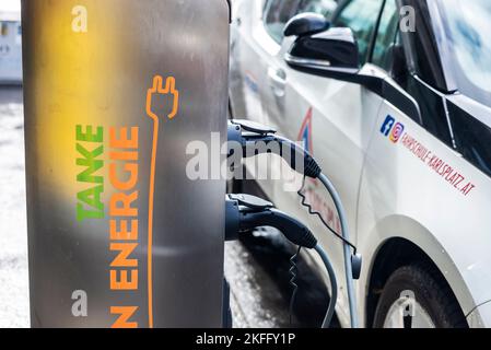 Vienne, Autriche - 14 octobre 2022: Voiture électrique blanche recharge des batteries à un point de recharge à Vienne, Autriche Banque D'Images