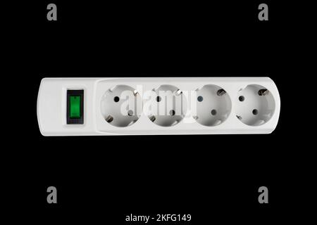 Prolongateur électrique isolé. Le parasurtenseur est isolé sur fond noir. Gros plan de la barre d'alimentation électrique sur fond noir. surtension isola Banque D'Images