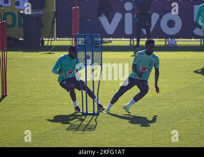 Turin, Italie. 18th novembre 2022. Fred du Brésil et Vinicius Jr du Brésil pendant les entraînements de l'équipe nationale de football du Brésil avant la phase finale de la coupe du monde 2022 au Qatar, au Centre de formation de Juventus, 18 novembre 2022, Turin, Italie. Photo Nderim Kaceli crédit: Agence de photo indépendante/Alamy Live News Banque D'Images