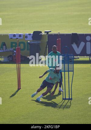 Turin, Italie. 18th novembre 2022. Dani Alves du Brésil pendant les entraînements de l'équipe nationale de football avant la phase finale de la coupe du monde 2022 au Qatar, au centre d'entraînement de Juventus, 18 novembre 2022, Turin, Italie. Photo Nderim Kaceli crédit: Agence de photo indépendante/Alamy Live News Banque D'Images