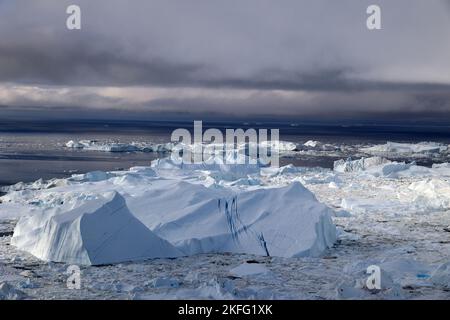 Vue sur les icebergs d'Ilulissat Icefjord dans la baie de Disko vue depuis un avion Banque D'Images