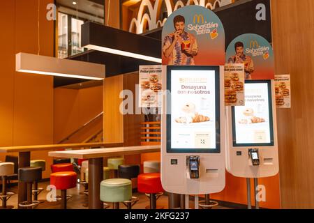 Valence, Espagne: 16 octobre 2022: Un kiosque libre-service McDonald's à Valence, Espagne. McDonald's a investi dans des kiosques en libre-service dans le Banque D'Images