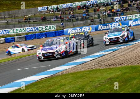 80 Tom Ingram Bristol Street Motors avec Excelr8 Tradepricecars.com Hyundai i30Ns et 42 George Gamble car Gods avec Ciceley Motorsport BMW 330i Banque D'Images