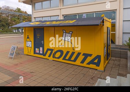 Belgrade, Serbie - 08 novembre 2022: Bureau de change et de poste portable dans un conteneur de cargaison jaune. Banque D'Images