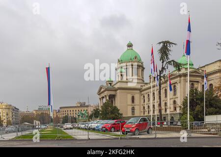 Belgrade, Serbie - 08 novembre 2022: Parlement serbe immeuble du gouvernement à l'automne Nuageux jour météo. Banque D'Images