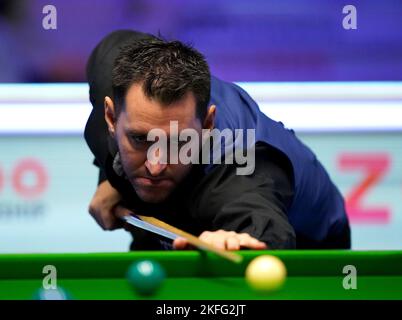 Tom Ford lors de son match contre Joe Perry lors du septième jour du championnat britannique de Snooker de Cazoo au Barbican de York. Date de la photo: Vendredi 18 novembre 2022. Banque D'Images