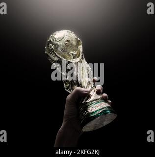 Bangkok Thaïlande. 15 juillet 2018. Maquette du Trophée de la coupe du monde de la FIFA en main et en arrière-plan noir. Homme tenant un trophée de la coupe du monde de la FIFA en main. Banque D'Images