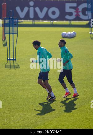 Turin, Italie. 18th novembre 2022. Marquinhos du Brésil et Neymar Jr du Brésil pendant les entraînements de l'équipe nationale de football avant la phase finale de la coupe du monde 2022 au Qatar, au Centre d'entraînement de Juventus, 18 novembre 2022, Turin, Italie. Photo Nderim Kaceli crédit: Agence de photo indépendante/Alamy Live News Banque D'Images