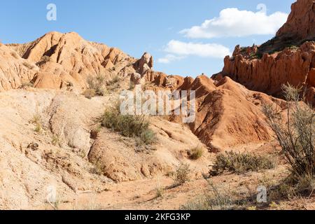 Le canyon de conte de fées ou le Canyon de Skazka près du lac Issyk-Kul, au Kirghizistan. Banque D'Images