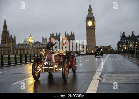 2022 London to Brighton Veteran car Run, le plus grand rassemblement de voitures anciennes au monde, traverse le pont de Westminster le matin d'un hiver humide. Banque D'Images