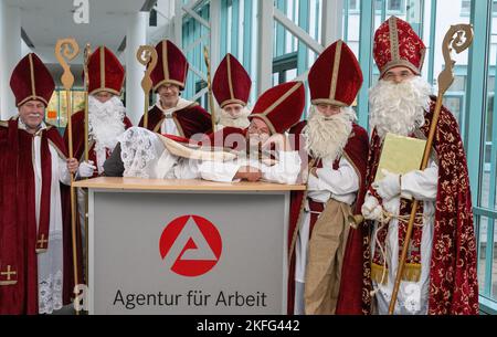 Augsbourg, Allemagne. 18th novembre 2022. Les artistes du Père Noël se réunissent pour une photo de groupe à l'agence pour l'emploi. L'agence d'Augsbourg fournit des clauses de location de Santa aux entreprises et aux clients privés pendant la période de Noël. Credit: Stefan Puchner/dpa/Alay Live News Banque D'Images