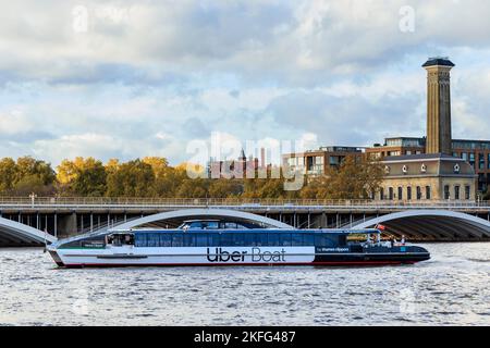 Un Uber Boat Thames Clipper sur la rivière à Chelsea, Londres, Royaume-Uni Banque D'Images