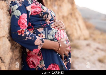 Une maman expectative tenant son abdomen enceinte Banque D'Images