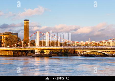 La station de pompage de l'Ouest et la cheminée adjacente au pont Chelsea, vue de l'autre côté de la Tamise à Battersea, Londres, Royaume-Uni Banque D'Images