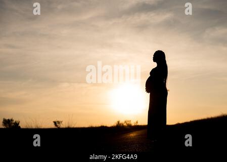 silhouette femme, silhouette, rétro-éclairé, tranquillité, herbe, parc, bonheur, anticipation, estomac, apprécier, naturel, femmes, santé, femme, naissance, fut Banque D'Images