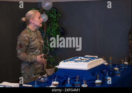 Le colonel Michele Lo Bianco, commandant de la 15th e Escadre, s'adresse aux aviateurs lors d'une cérémonie de coupe de gâteau pour célébrer l'anniversaire de la Force aérienne 75th le 15 septembre 2022, à la base conjointe Pearl Harbor-Hickam, à Hawaï. Au cours de l'événement, Lo Bianco s'est entretenu avec les aviateurs de la base conjointe et du rôle important qu'ils jouent non seulement à la JBPHH, mais aussi pour la Force aérienne et le ministère de la Défense. Banque D'Images