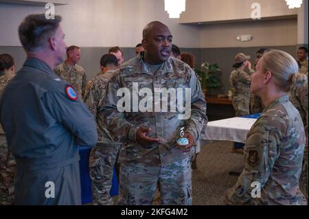 Le MSGT Dwayne Ivey de la U.S. Air Force, premier sergent du 56 Air Communications Squadron, parle avec le Colonel Michele Lo Bianco, commandant de la 15th e Escadre, Et Mark Sohaney, capitaine de la Marine américaine, commandant de la base interarmées, lors d'une cérémonie de découpe de gâteau pour célébrer l'anniversaire de la Force aérienne de 75th le 15 septembre 2022, à la base interarmées Pearl Harbor-Hickam, à Hawaï. Au cours de l'événement, Lo Bianco s'est entretenu avec les aviateurs de la base conjointe et du rôle important qu'ils jouent non seulement à la JBPHH, mais aussi pour la Force aérienne et le ministère de la Défense. Banque D'Images