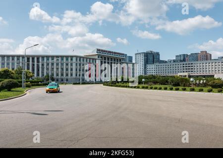 Pyongyang, Corée du Nord - 27 juillet 2014 : Commission de planification d'État près de l'Arc de Triomphe à Pyongyang. Rue Moranbong Banque D'Images