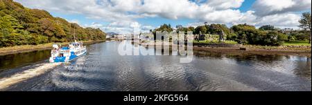 VILLE DE DONEGAL, COMTÉ DE DONEGAL, IRLANDE - SEPTEMBRE 22 2022 : le bateau-bus arrivant à la ville. Banque D'Images