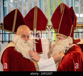 Augsbourg, Allemagne. 18th novembre 2022. Deux clauses du Père Noël fixent les barbes de l'autre à l'agence pour l'emploi. L'agence d'Augsbourg fournit des clauses de location de Santa aux entreprises et aux clients privés pendant la période de Noël. Credit: Stefan Puchner/dpa/Alay Live News Banque D'Images