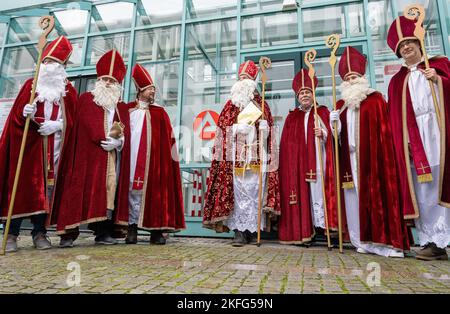 Augsbourg, Allemagne. 18th novembre 2022. Les artistes du Père Noël se réunissent pour une image de groupe devant l'agence pour l'emploi. L'agence d'Augsbourg fournit des clauses de location de Santa aux entreprises et aux clients privés pendant la période de Noël. Credit: Stefan Puchner/dpa/Alay Live News Banque D'Images
