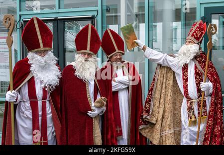 Augsbourg, Allemagne. 18th novembre 2022. Devant l'agence pour l'emploi, un Père Noël donne à un collègue un pat avec le livre d'or. L'agence d'Augsbourg fournit des clauses de location de Santa aux entreprises et aux clients privés pendant la période de Noël. Credit: Stefan Puchner/dpa/Alay Live News Banque D'Images