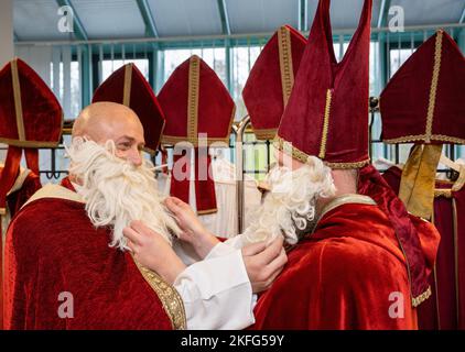 Augsbourg, Allemagne. 18th novembre 2022. À l'agence pour l'emploi, deux clauses du Père Noël fixent les barbes de l'autre à mesure qu'elles s'habillez. L'agence d'Augsbourg fournit des clauses de location de Santa aux entreprises et aux clients privés pendant la période de Noël. Credit: Stefan Puchner/dpa/Alay Live News Banque D'Images