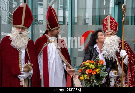 Augsbourg, Allemagne. 18th novembre 2022. Jutta Haller donne un baiser au Père Noël sur la joue de l'agence pour l'emploi. L'agence d'Augsburg organise la location des clauses Santa aux entreprises et aux clients privés pendant la période de Noël. Haller a organisé ces missions pendant dix ans et dit Au revoir à "son" Santa clauses en retraite. Credit: Stefan Puchner/dpa/Alay Live News Banque D'Images