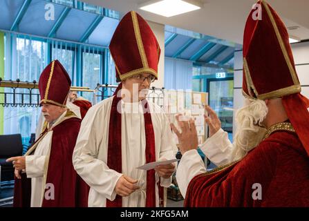 Augsbourg, Allemagne. 18th novembre 2022. À l'agence pour l'emploi, les clauses du Père Noël se donnent des conseils sur l'organisation. L'agence d'Augsbourg fournit des clauses de location de Santa aux entreprises et aux clients privés pendant la période de Noël. Credit: Stefan Puchner/dpa/Alay Live News Banque D'Images