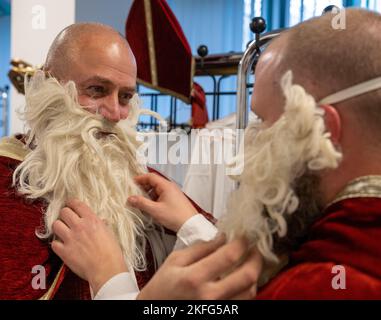 Augsbourg, Allemagne. 18th novembre 2022. À l'agence pour l'emploi, deux clauses du Père Noël fixent les barbes de l'autre à mesure qu'elles s'habillez. L'agence d'Augsbourg fournit des clauses de location de Santa aux entreprises et aux clients privés pendant la période de Noël. Credit: Stefan Puchner/dpa/Alay Live News Banque D'Images