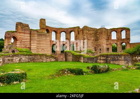 Vue panoramique sur les vestiges du complexe de bains romains dans le parc archéologique des célèbres thermes impériaux de Trèves (Kaiserthermen) à... Banque D'Images