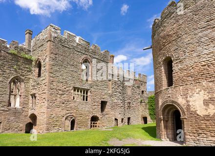 Ludlow Shropshire les murs du château de Ludlow la chapelle ronde de St Mary Magdalene Grande salle et le château solaire de Ludlow Shropshire Angleterre GB Europe Banque D'Images