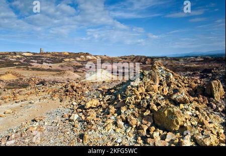 Moulin de l'horizon industriel sur l'historique mine de cuivre de Parys Mountain (Mynydd Parys) sur l'île d'Anglesey, dans le Nord du Pays de Galles, Royaume-Uni Banque D'Images