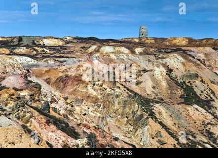 Moulin industriel sur la ligne d'horizon à la mine de cuivre historique Open Cast sur Parys Mountain (Mynydd Parys) sur l'île d'Anglesey, au nord du pays de Galles au Royaume-Uni, en été Banque D'Images