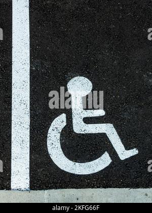 Symbole d'accessibilité pour personnes handicapées peint sur le trottoir d'une zone publique Banque D'Images