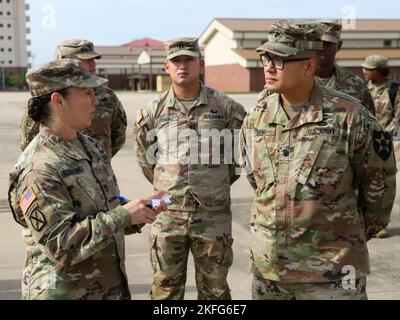 Bang. Le général Lori Robinson, commandant général adjoint de soutien de la Division d'infanterie 2nd/Division combinée ROK, effectue une visite du terrain d'entretien de l'empreinte de la Brigade de soutien de la Division d'infanterie 2nd sur le camp Humphreys, République de Corée, le 15 septembre 2022. Le but de la visite du terrain d'entretien est d'assurer un niveau élevé de sensibilisation et de commande de l'intérêt pour l'entretien sur le terrain en s'assurant que les groupes de commandement supérieurs comprennent comment leur programme d'entretien fonctionne. Banque D'Images