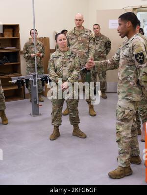 Bang. Le général Lori Robinson, commandant général adjoint de soutien de la Division d'infanterie 2nd/Division combinée ROK, effectue une visite du terrain d'entretien de l'empreinte de la Brigade de soutien de la Division d'infanterie 2nd sur le camp Humphreys, République de Corée, le 15 septembre 2022. Le but de la visite du terrain d'entretien est d'assurer un niveau élevé de sensibilisation et de commande de l'intérêt pour l'entretien sur le terrain en s'assurant que les groupes de commandement supérieurs comprennent comment leur programme d'entretien fonctionne. Banque D'Images