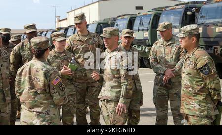 Bang. Le général Lori Robinson, commandant général adjoint de soutien de la Division d'infanterie 2nd/Division combinée ROK, effectue une visite du terrain d'entretien de l'empreinte de la Brigade de soutien de la Division d'infanterie 2nd sur le camp Humphreys, République de Corée, le 15 septembre 2022. Le but de la visite du terrain d'entretien est d'assurer un niveau élevé de sensibilisation et de commande de l'intérêt pour l'entretien sur le terrain en s'assurant que les groupes de commandement supérieurs comprennent comment leur programme d'entretien fonctionne. Banque D'Images