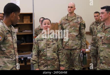 Bang. Le général Lori Robinson, commandant général adjoint de soutien de la Division d'infanterie 2nd/Division combinée ROK, effectue une visite du terrain d'entretien de l'empreinte de la Brigade de soutien de la Division d'infanterie 2nd sur le camp Humphreys, République de Corée, le 15 septembre 2022. Le but de la visite du terrain d'entretien est d'assurer un niveau élevé de sensibilisation et de commande de l'intérêt pour l'entretien sur le terrain en s'assurant que les groupes de commandement supérieurs comprennent comment leur programme d'entretien fonctionne. Banque D'Images