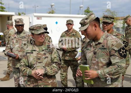 Bang. Le général Lori Robinson, commandant général adjoint de soutien de la Division d'infanterie 2nd/Division combinée ROK, effectue une visite du terrain d'entretien de l'empreinte de la Brigade de soutien de la Division d'infanterie 2nd sur le camp Humphreys, République de Corée, le 15 septembre 2022. Le but de la visite du terrain d'entretien est d'assurer un niveau élevé de sensibilisation et de commande de l'intérêt pour l'entretien sur le terrain en s'assurant que les groupes de commandement supérieurs comprennent comment leur programme d'entretien fonctionne. Banque D'Images