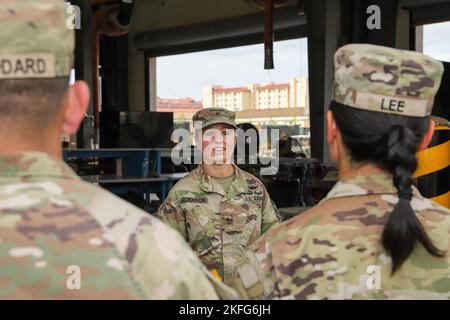 Bang. Le général Lori Robinson, commandant général adjoint de soutien de la Division d'infanterie 2nd/Division combinée ROK, effectue une visite du terrain d'entretien de l'empreinte de la Brigade de soutien de la Division d'infanterie 2nd sur le camp Humphreys, République de Corée, le 15 septembre 2022. Le but de la visite du terrain d'entretien est d'assurer un niveau élevé de sensibilisation et de commande de l'intérêt pour l'entretien sur le terrain en s'assurant que les groupes de commandement supérieurs comprennent comment leur programme d'entretien fonctionne. Banque D'Images