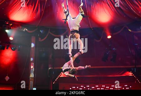 Stuttgart, Allemagne. 17th novembre 2022. Les artistes de Trapeze Angélique et Katherine ont été photographiés lors de la première du dîner-spectacle Palazzo à Stuttgart. Credit: Bernd Weißbrod/dpa/Alay Live News Banque D'Images