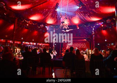 Stuttgart, Allemagne. 17th novembre 2022. Les artistes de Trapeze Angélique et Katherine ont été photographiés lors de la première du dîner-spectacle Palazzo à Stuttgart. Credit: Bernd Weißbrod/dpa/Alay Live News Banque D'Images