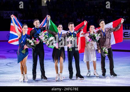 SHEFFIELD, Sheffield. 13th novembre 2022. De gauche à droite, Lilah Fear, Lewis Gibson (GBR), Charlene Guignard, Marco Fabbri (ITA) et Marjorie Lajoie, Zachary Lagha (CAN) au Grand Prix de l'UIP - MK John Wilson Trophée 2022 à ICE Sheffield le dimanche 13 novembre 2022. SHEFFIELD, Sheffield. Credit: Taka G Wu/Alay Live News Banque D'Images