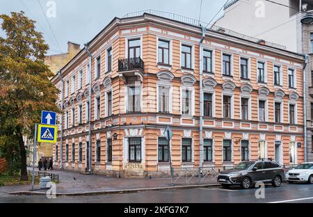 Ancienne maison rentable à l'intersection de la voie Soldatsky et de la rue Radischeva, construite en 1886, style éclectique : Saint-Pétersbourg, Russie - 0 octobre Banque D'Images