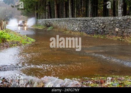 Météo au Royaume-Uni, Perthshire, Royaume-Uni. 18th novembre 2022. Les fortes pluies causent des inondations localisées et des perturbations de voyage crédit: Cameron Cormack/Alay Live News Banque D'Images