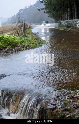 Météo au Royaume-Uni, Perthshire, Royaume-Uni. 18th novembre 2022. Les fortes pluies causent des inondations localisées et des perturbations de voyage crédit: Cameron Cormack/Alay Live News Banque D'Images